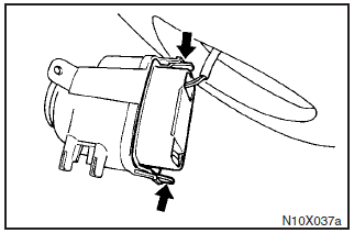 Undo the lamp cover while pressing on the lugs, then disconnect the connector.