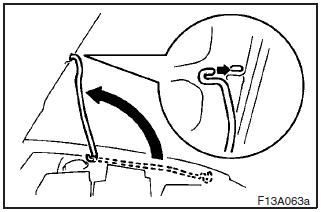 Support the bonnet by inserting the support bar in its slot.