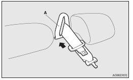 4. After the seat belt is retracted completely, insert the latch plate (E) into